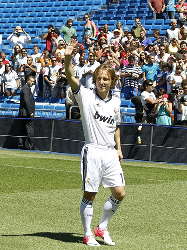 詹皇里程碑夜！东契奇36+7化身救世主，灰熊全民皆兵险掀翻紫金